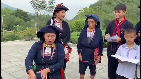 Trải nghiệm thực tế tìm hiểu về trang phục của nhóm Dao quần chẹt tại xóm Tân Lập, xã Phú Xuyên