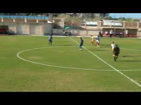 مهنا منصور وسط مدافع