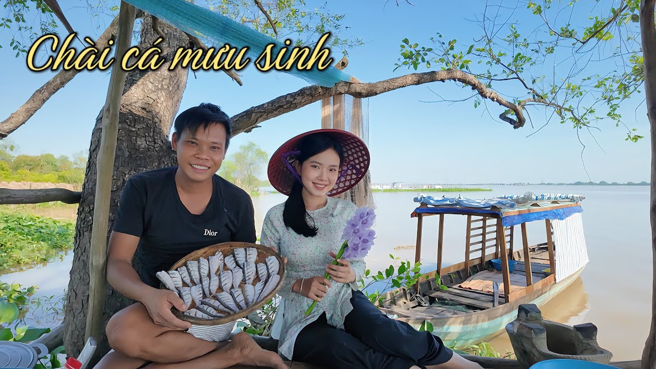 Chài cá mưu sinh mùa nước rút miền Tây. Bữa cơm đạm bạc trên chòi lá cũ