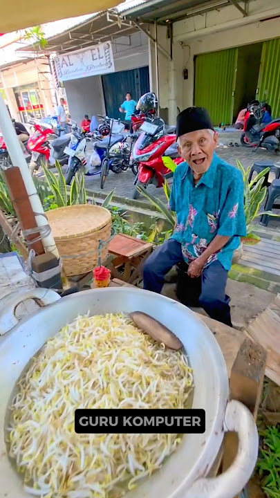 Selling fried bean sprouts, since the time of Soekarno. #kongcamin #friedbeans #umkmindonesia #cu...