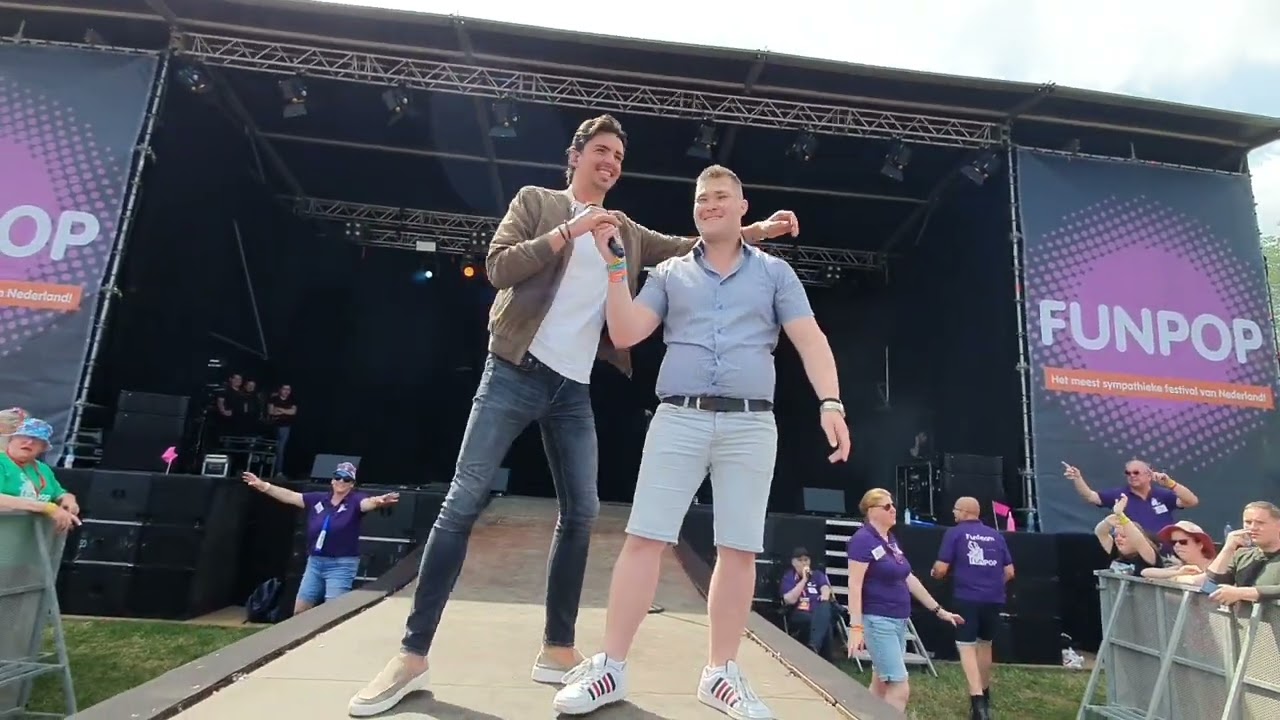 Thomas Oudshoorn zingt met Yves Berendse de Amsterdamse Medley op