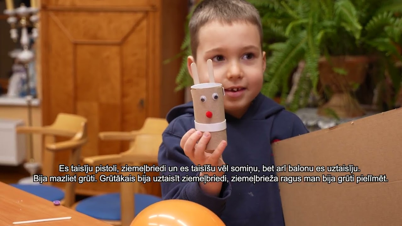 Bērni Tiņģeres muižā veido kustīgas rotaļlietas