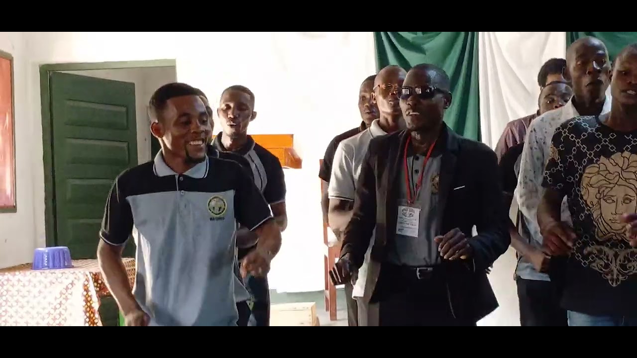 Olha esse irmão 😍😂😂a felicidade que Deus oferece.Jovens de Tete União Baptista