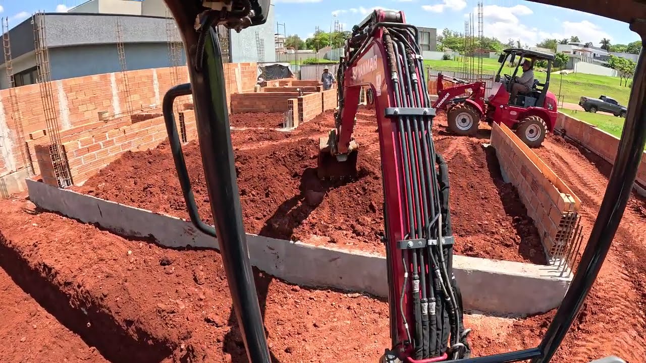 ESCAVANDO PISCINA COM MINI ESCAVADEIRA YANMAR VIO 30