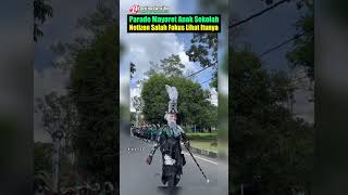 Hijab SMA menjadi komando baton mayoret dalam festival parade drumben