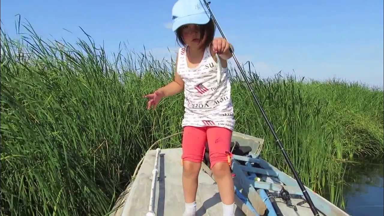 Маленький догони. Девочки маленькие на рыбалке ловят рыбу. Маленькая девочка поймала рыбу. Рыба для детей. Дети ловят рыбу руками.