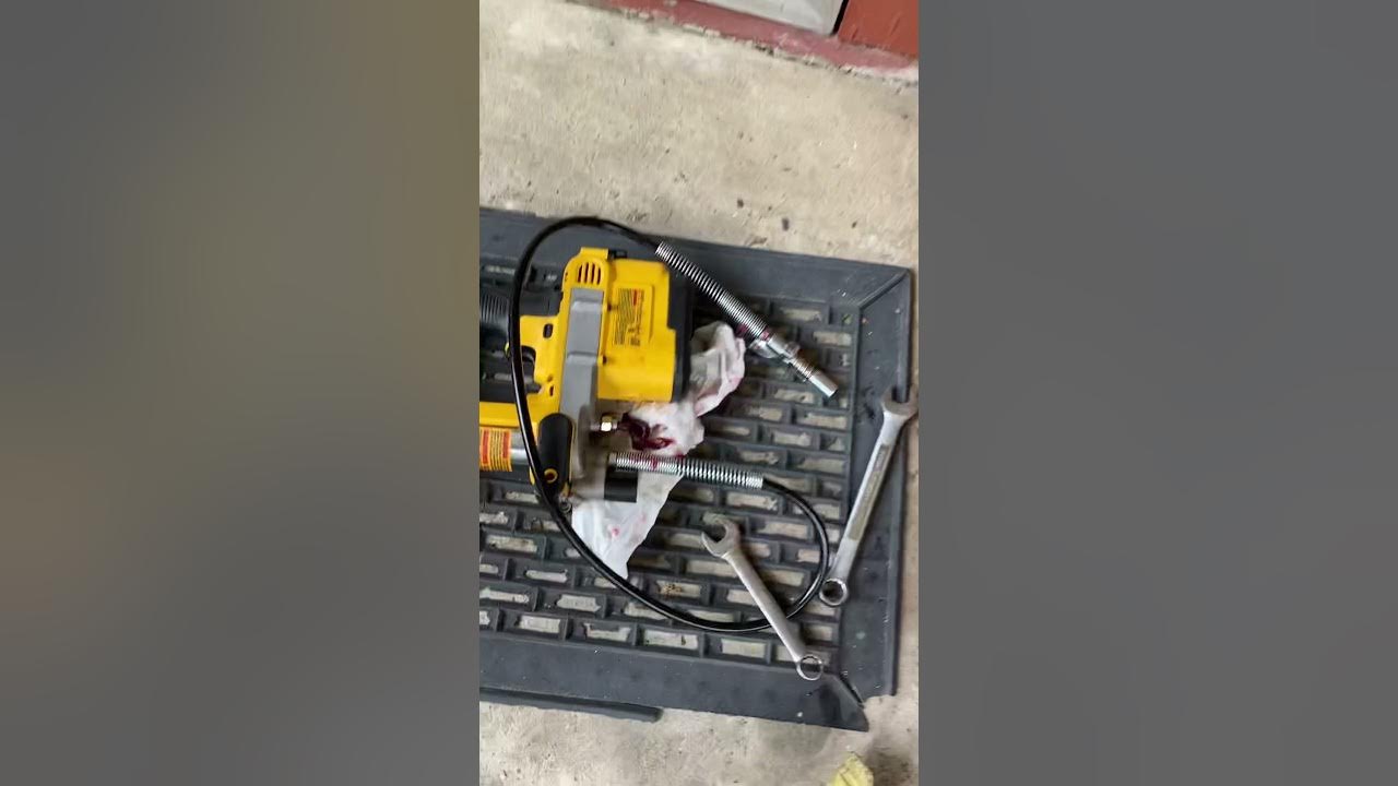 Dewalt Grease Gun DCGG571 hose removal tip Lock N Lube LNL231F