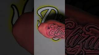 Este tatuaje presenta un estilo de letra cursiva clásica o "script". #tattoo #tatuajes  #name