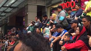 Insan yang sepi bersama bob sentuhan buskers