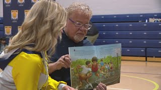 Pacers team up with Indianapolis students to celebrate 'Read Across America Week'