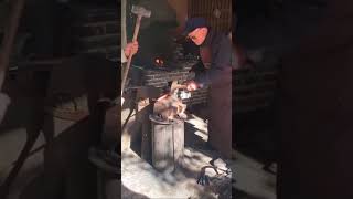 Download Lagu The beautiful music struck by the blacksmith's hammer is more beautiful than musical instruments MP3