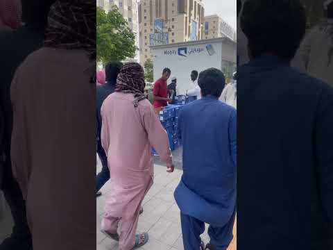 توزيع المياه مجانا قرب المسجد النبوي