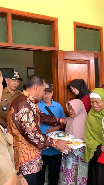 H. Eman Suherman Hadir pada  giat salur BPCBP di desa #Garawastu Kec #Sindang #majalengka