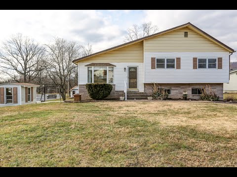 2192 Paxton Dr - Beautiful Split-Level Home