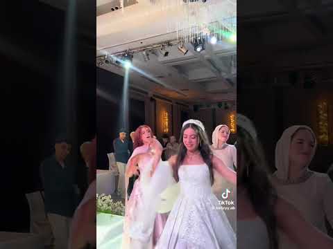 البنت ام الشعر الأحمر آلي انشهرت