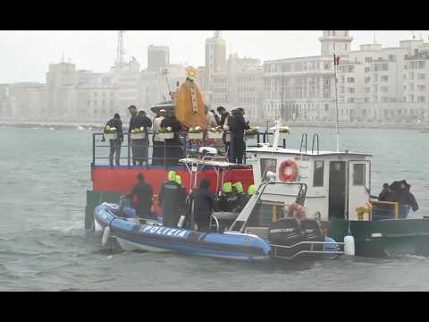 Video La pioggia ferma San Nicola: la statua tenta limbarco ma torna indietro. Non succedeva da decenni