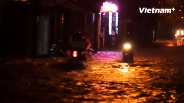 Hà Nội: Phố Định Công ngập cục bộ ngay sau cơn mưa lớn trong đêm