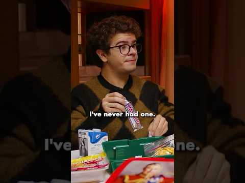Stranger Things <strong>Cast</strong> Showed Us 3 Musketeers Candy!