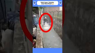 Warga Dibuat Kaget Saat Pemotor Ini Lewat Jalan Yang Terendam Banjir shorts