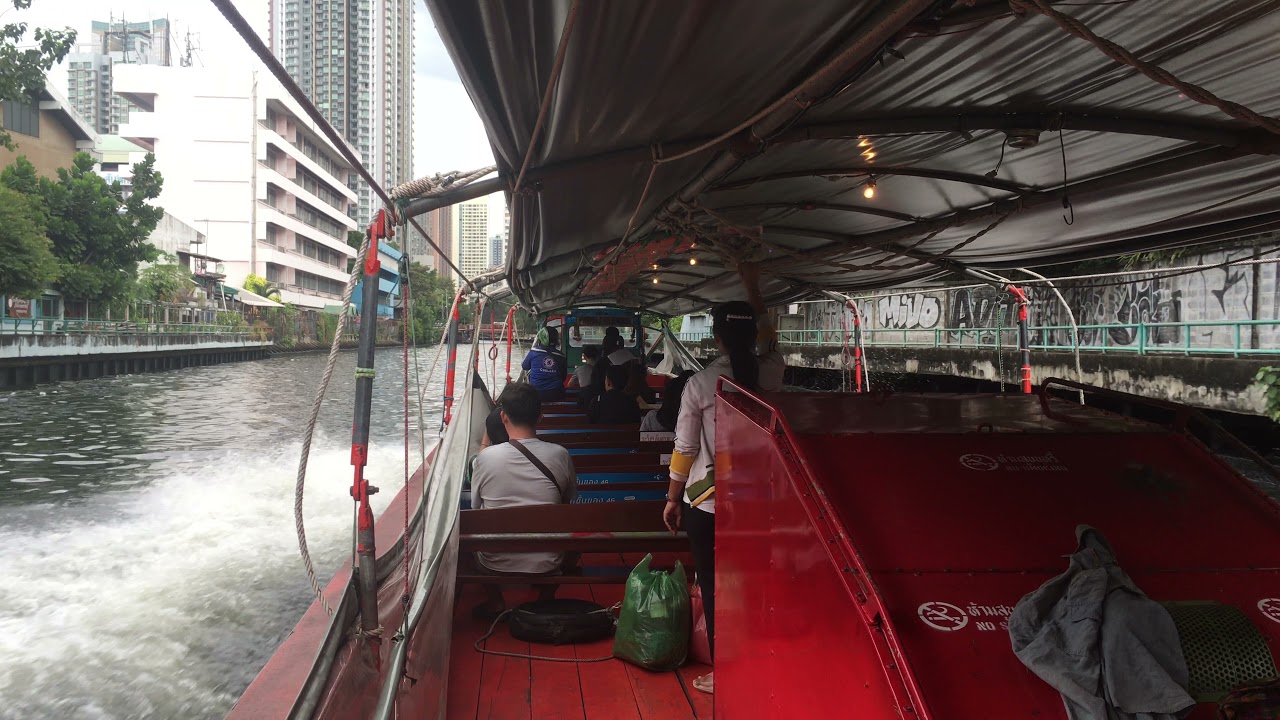 4 mn dans un bateau bus à Bangkok
