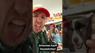 Johannes kauft Hundefutter!