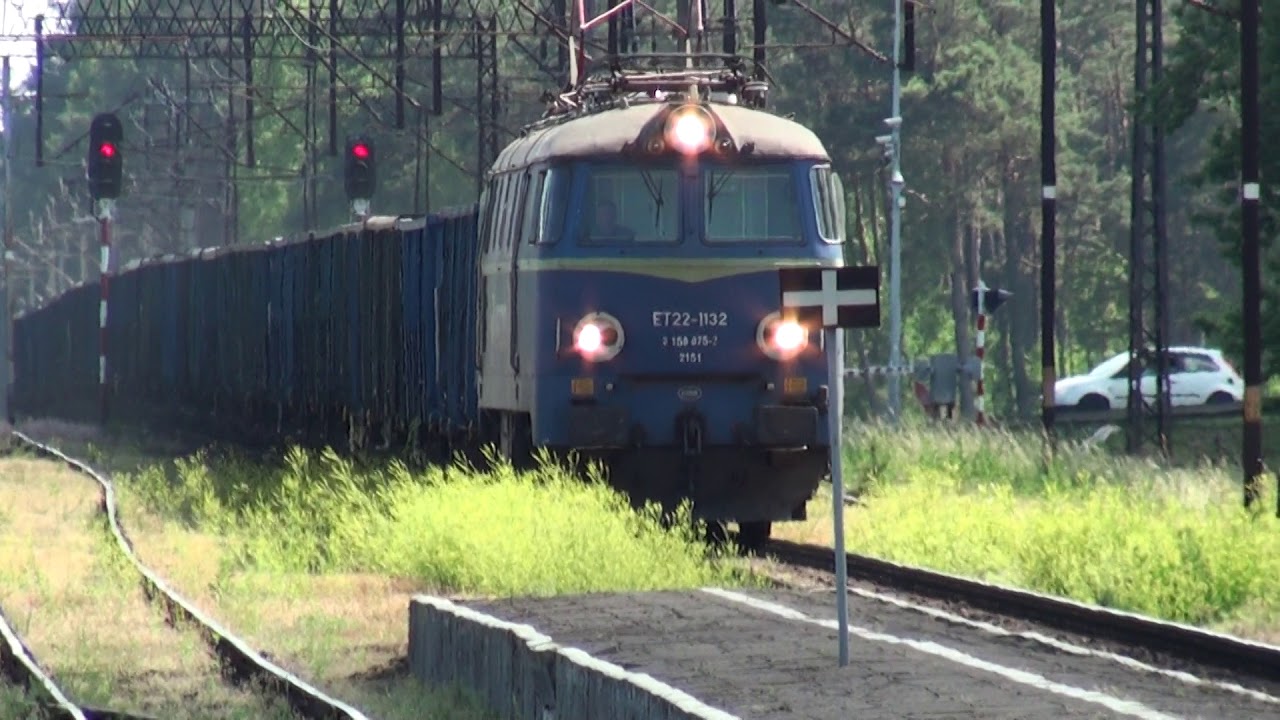ET22-1132 ze składem 35 węglarek w Starej Łubiance