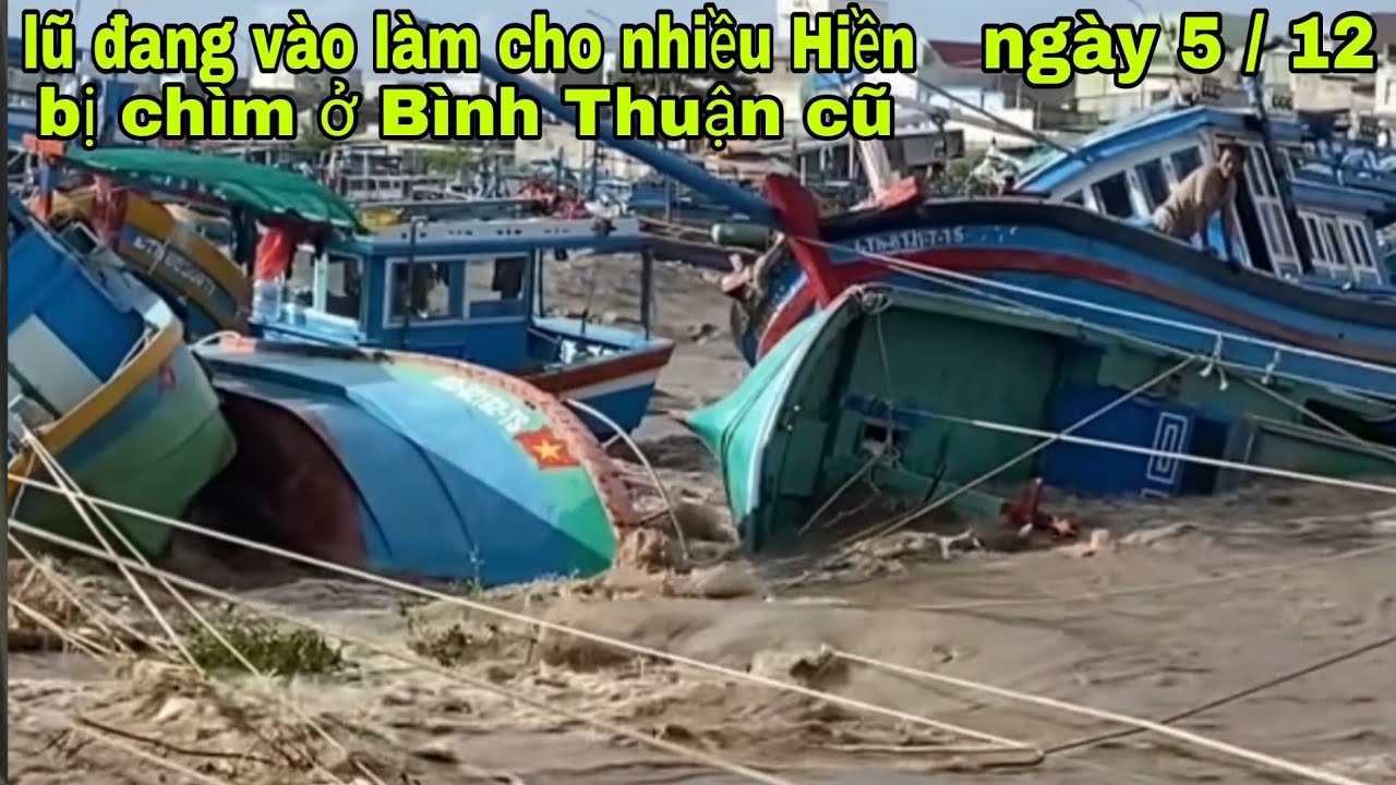 Một cơn lũ khủng khiếp đang đi vào ở Bình Thuận cũ làm cho nhiều chiếc thuyền của người dân bị chìm