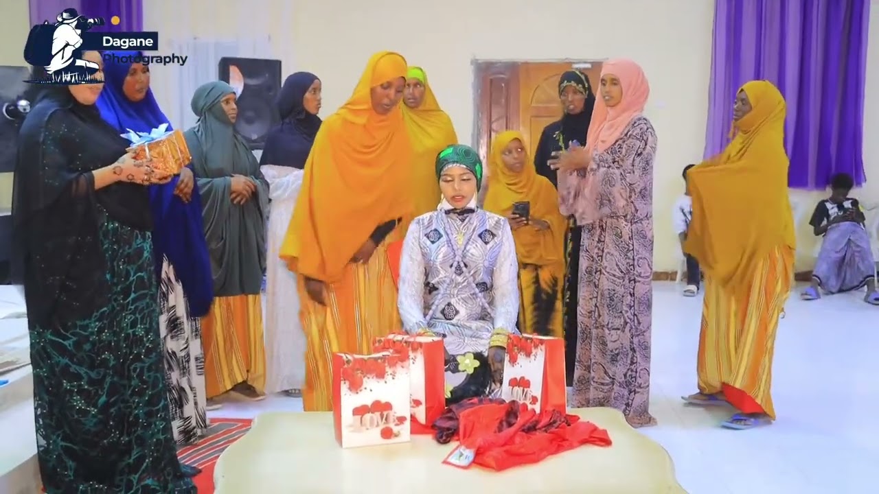AROOSKII sahal iyo marwadiisa 👉Shaash saar     #like #comedy #subscribe #share #youtubeshorts 