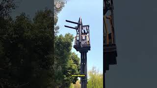 Forklift Ini Bisa Ambil Barang Tanpa Belok!