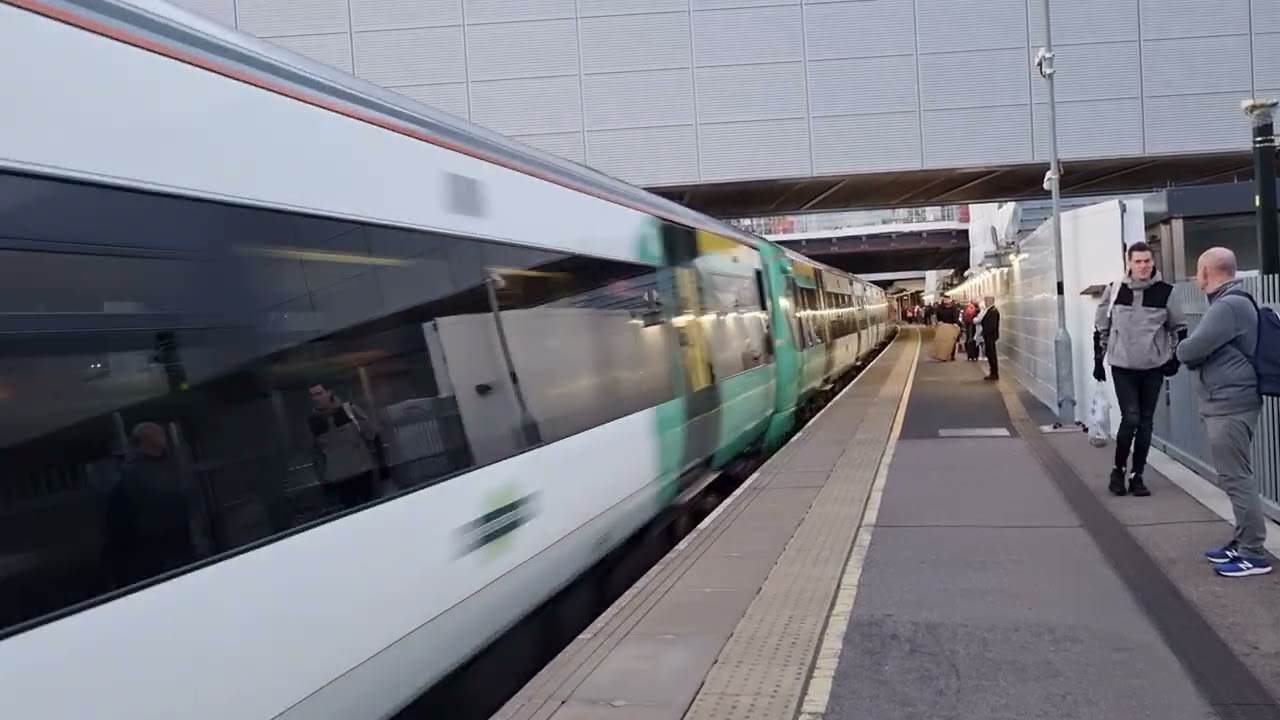 Southern 377155 + 377207 + 377468 Gatwick Airport for Littlehampton