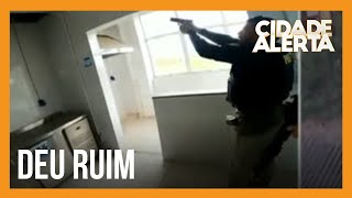 Vigilante arma assalto contra própria empresa, mas acaba preso no telhado screenshot 4