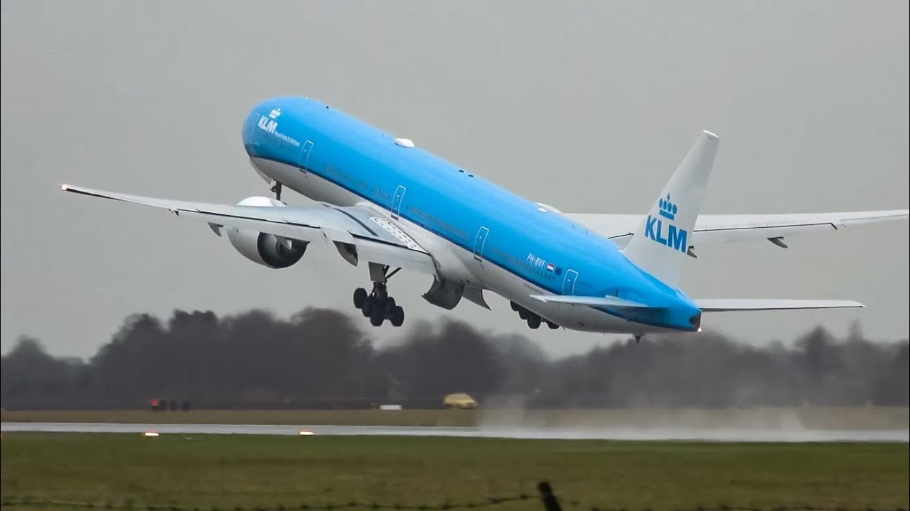 777 jet aborts landing at last second, just 10 feet from ... - 