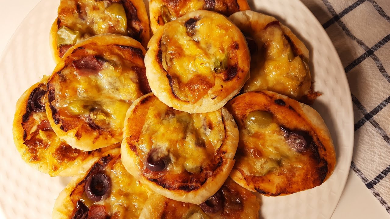 ميني بيتزا بالعجينة المورقة زي اكبر المخابز للمناسبات و اعياد الميلاد