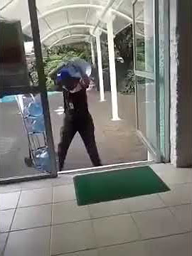 Go Viral! TUKANG 'GALON' PROFESIONAL    Berapa Banyak Galon yang Bisa Kamu Bawa