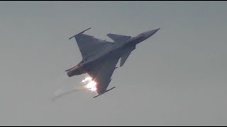 Saab JAS 39 Gripen - Airpower 2019 - Friday
Hungarian Air Force Saab JAS 39 Gripen flying display at Airpower19 on Friday, Sept. 6, 2019.
The Saab JAS 39 Gripen is a light single-engine multirole fighter aircraft manufactured by the Swedish aerospace company Saab. It was designed to replace the Saab 35 Draken and 37 Viggen in the Swedish Air Force (Flygvapnet). The Gripen has a delta wing and canard configuration with relaxed stability design and fly-by-wire flight controls. It is powered by the Volvo RM12, and has a top speed of Mach 2. Later aircraft are modified for NATO interoperability standards and to undertake air to air refuelling.
#airpower #airpower19 #redbull Saab JAS 39 Gripen - Airpower 2019 - Friday