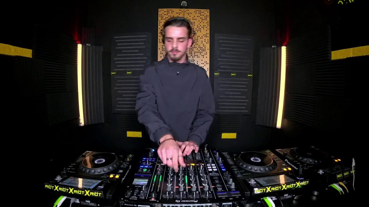 Aleandro Sanges - Techno Dj set - 492 - Riöt.scampia