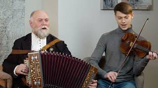 картинка: «Зародилась сильна ягодка» - исполняет Владимир и Фёдор Скунцевы