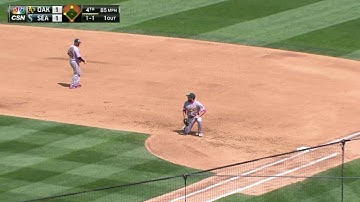 OAK@SEA: Davis goes to one knee to catch scorcher