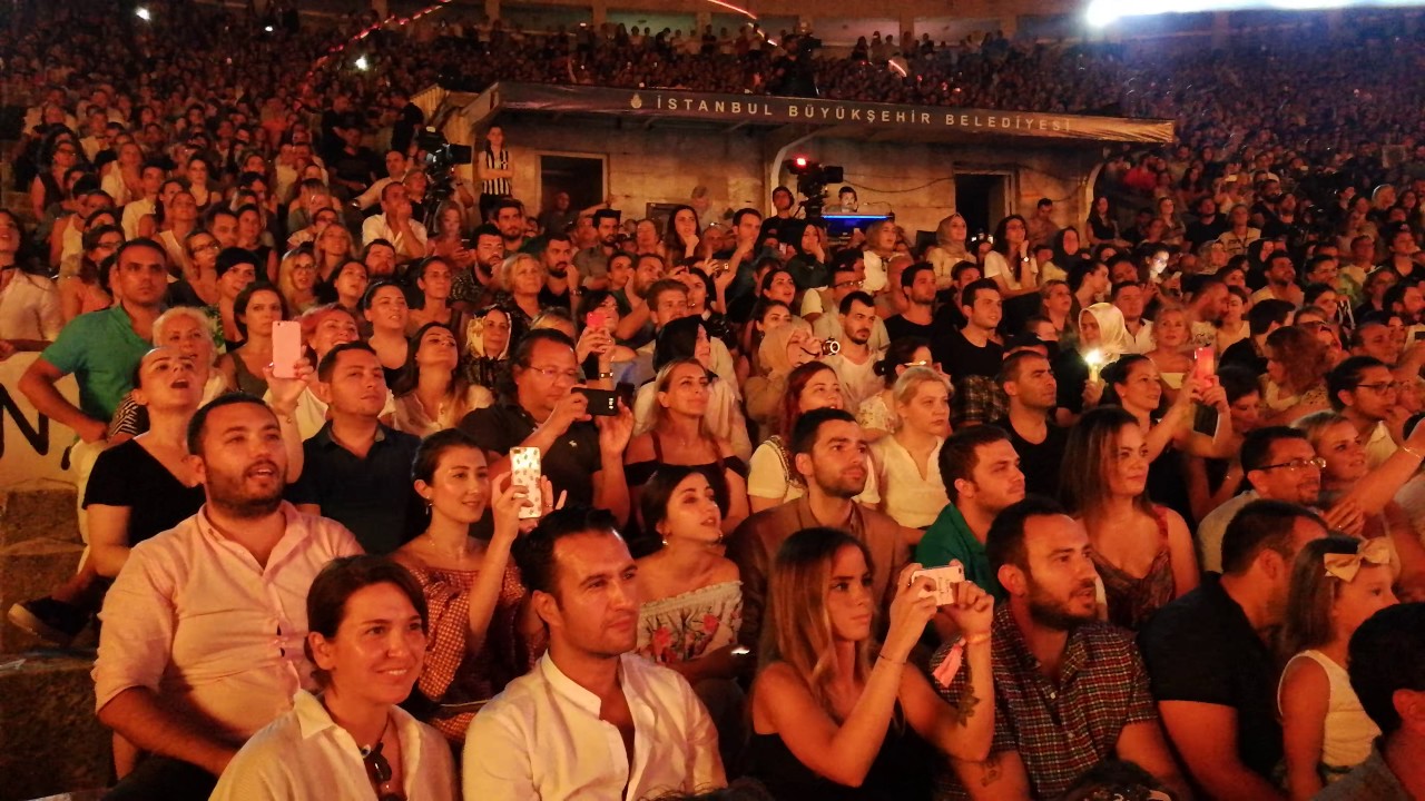 Harbiye Açık Hava Tiyatrosu 2 Temmuz 2017 Tarkan - Biz çocukken ve finalde açılan pankart
