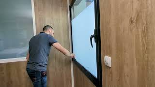 Applicazione Passo-Passo Di Una Pellicola Elettrostatica Su Una Finestra