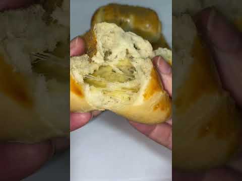 كرواسون بالجبنة والزعتر المحوج طعمه لذيذ جدا وطري ويفتح النفس الطريقة بالتفصيل في صندوق الوصف