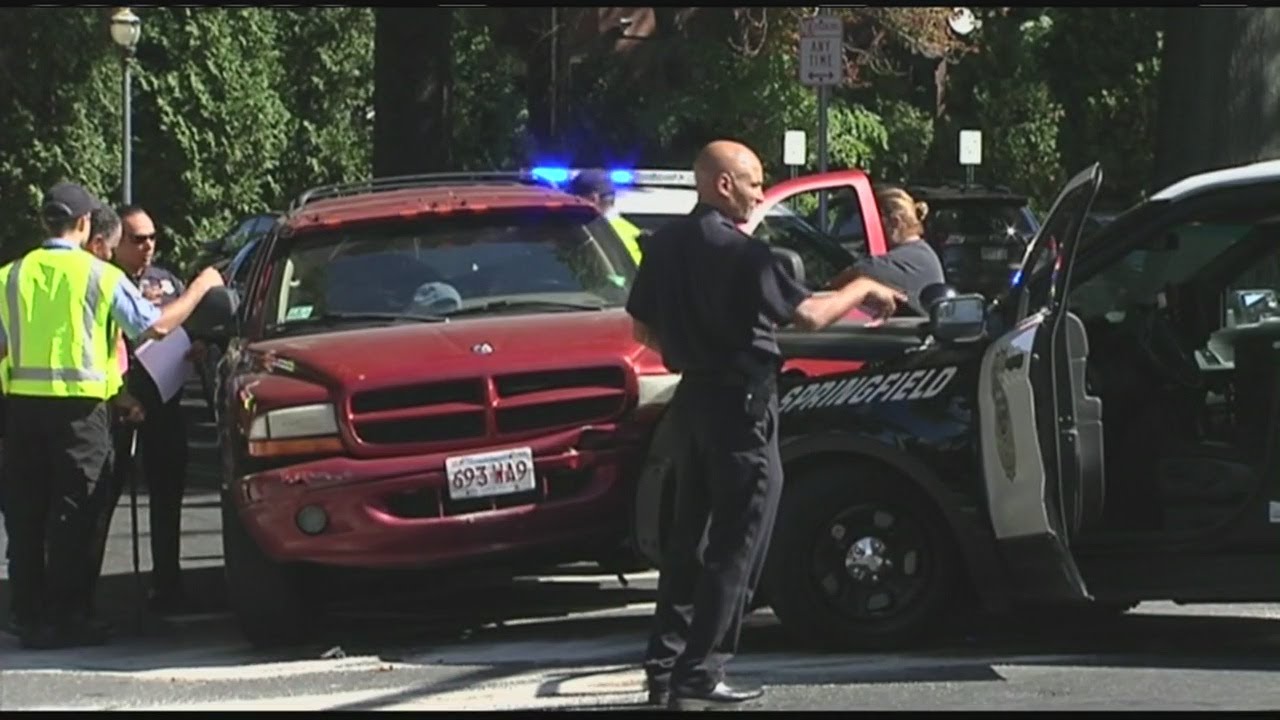 Springfield officer taken to hospital after cruiser crash - YouTube