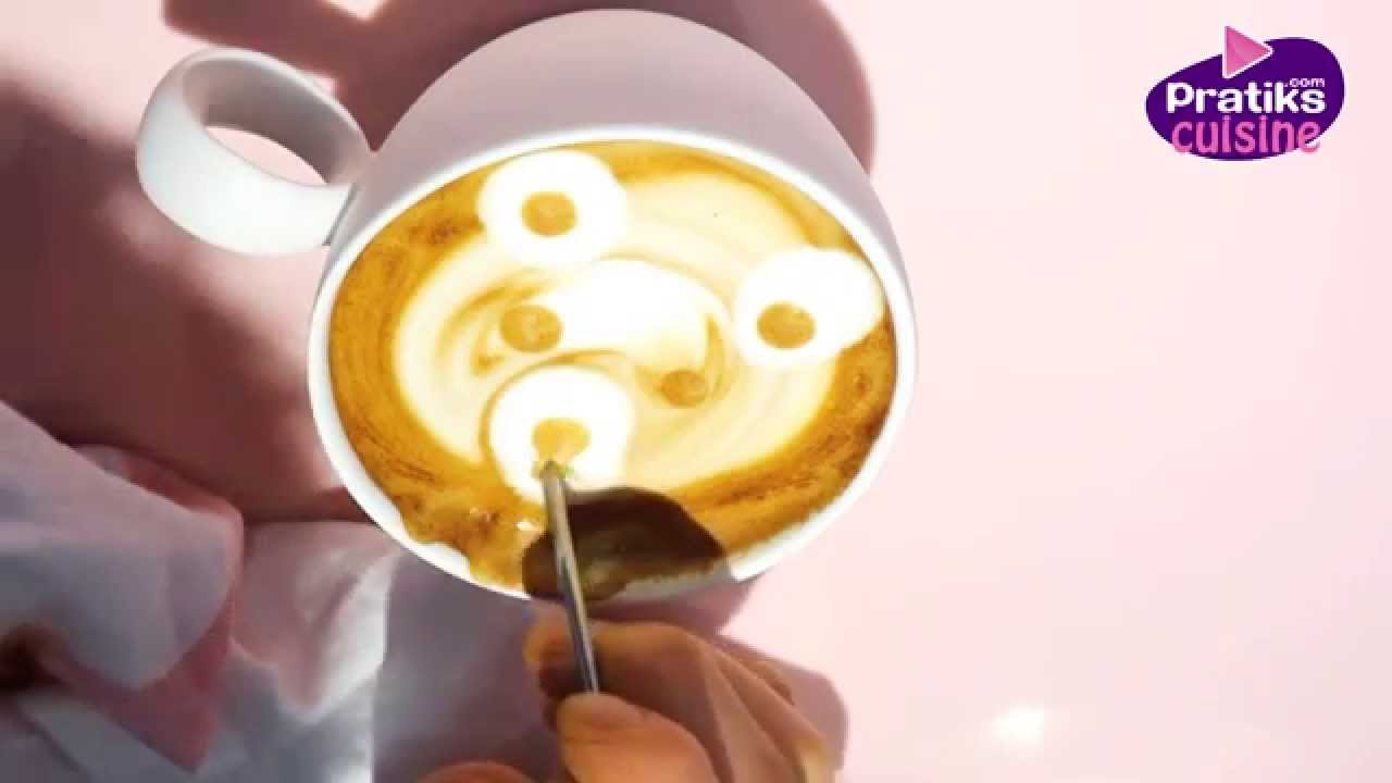 La Mousse De Lait Coule Dans Le Café.