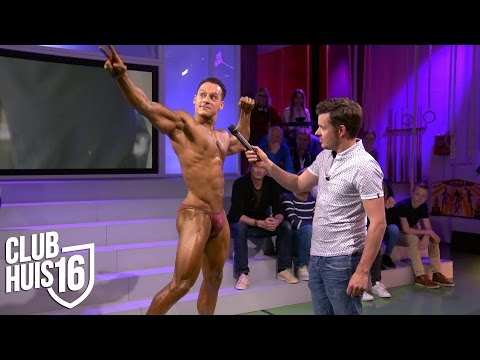 Natural Bodybuilder Leroy Kakiay poseert