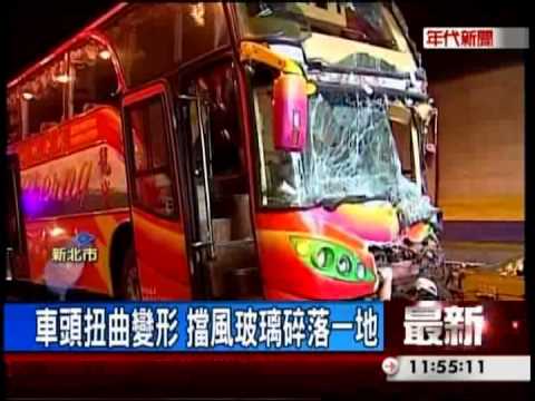 遊覽車追撞聯結車 25名乘客受傷