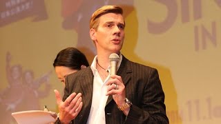 アダム・クーパー「歌と腹筋は関係ない」　舞台「SINGIN' IN THE RAIN ～雨に唄えば～」会見(2)【Adam Cooper】