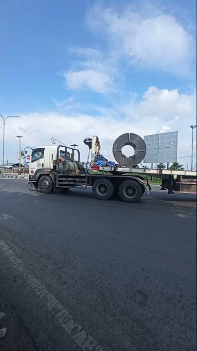 TRUCK TRAILER ISUZU MUATAN PLAT BAJA GULUNGAN NIKUNG NANJAK PELAN2