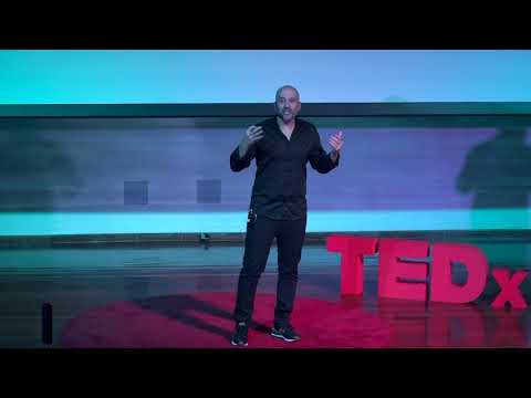 Como a mudança de foco pode mudar sua realidade | André Attie | TEDxUFABC