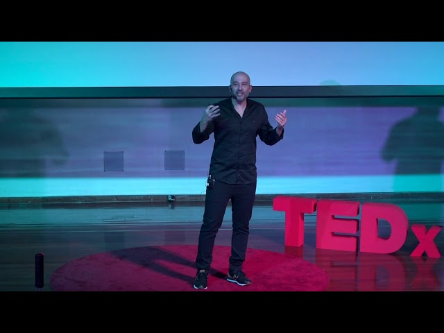 Como a mudança de foco pode mudar sua realidade | André Attie | TEDxUFABC