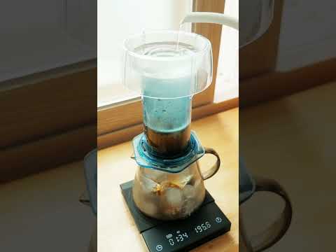 느리게 내리는 커피 한 잔 #홈카페 #커피 #aeropress #aeropresscoffee #shortsvideo #homecafe #coffee